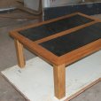 table basse avec plan de travail en ardoise et acacia, pieds en chêne